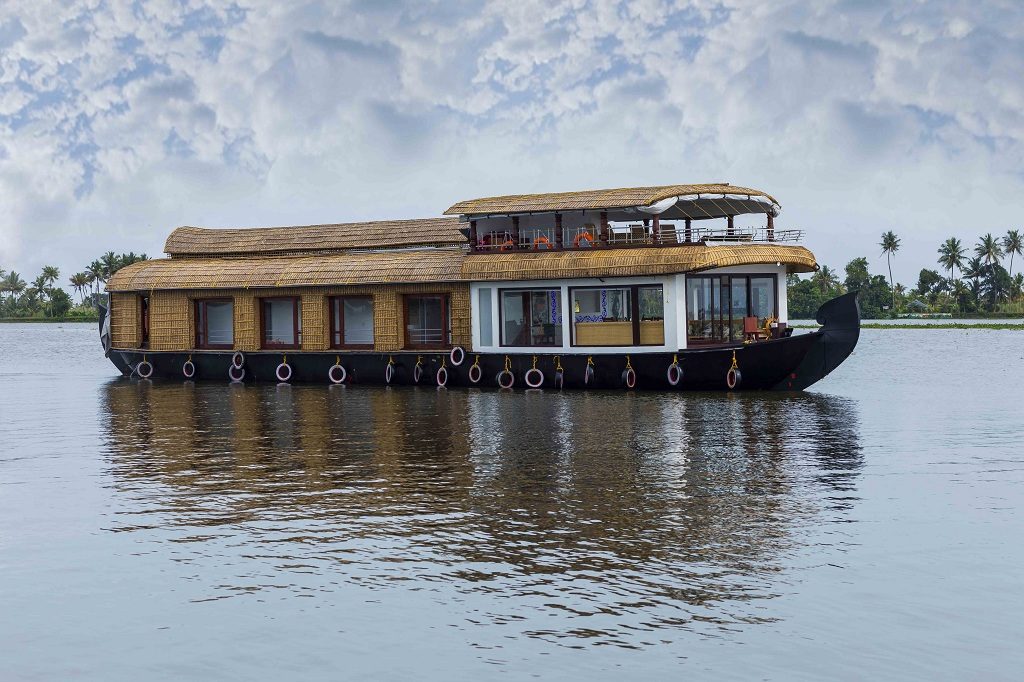 A Look Inside Super Luxury Houseboat Palazhi in Kerala – The Giant On The Lake
