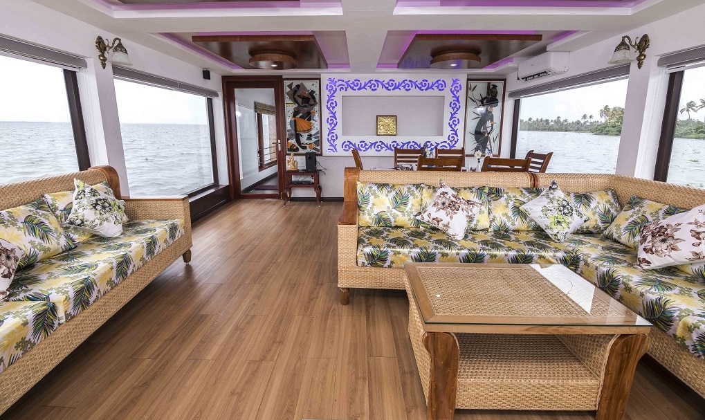 Palazhi houseboat lobby