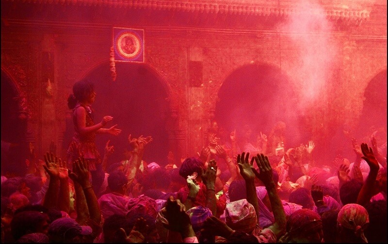 celebrating holi in mathura vrindavan