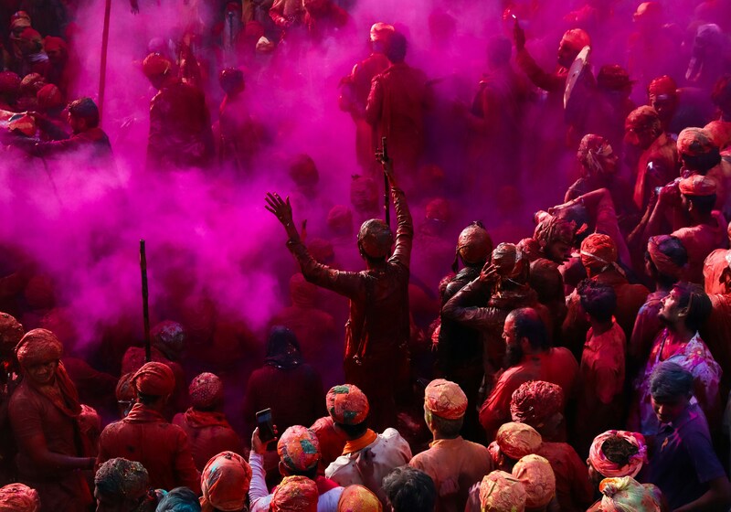 people celebrate holi in bihar